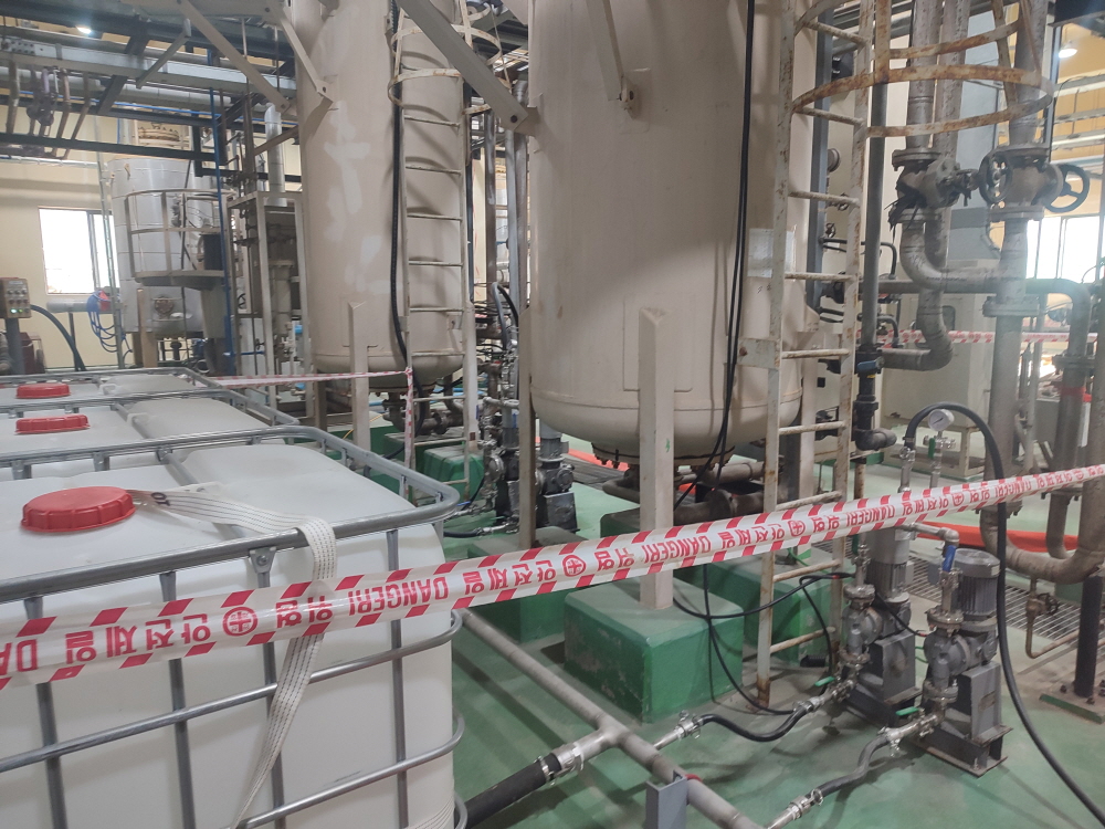 현장에서 공사 작업이 진행 중인 모습입니다. (시간, 다양한) · 자연광이 어우러져 콘크리트의 고급스러운 질감이 드러납니다.